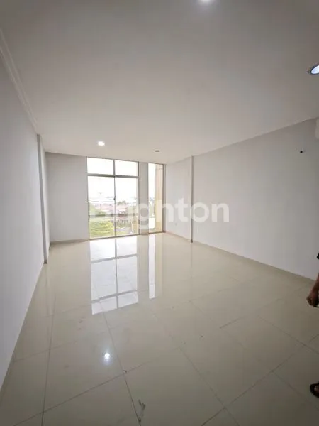 image *DISEWAKAN RUKAN GREEN VILLAGE DI NEROTOF, PINANG, TANGERANG.*\N(KODE RMRG2888) (5)