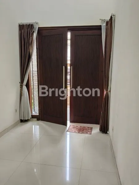 image RUMAH LUX 2 LANTAI DI DHARMAHUSADA MAS SURABAYA DEKAT GALAXY MALL (7)