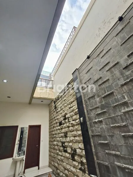 image RUMAH LUX 2 LANTAI DI DHARMAHUSADA MAS SURABAYA DEKAT GALAXY MALL (4)