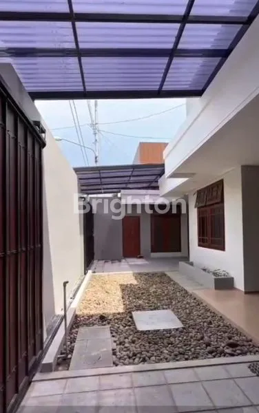 image DI JUAL RUMAH SIAP HUNI DI TENGAH KOTA SANGAT STRATEGIS DEKAT DENGAN INFRASTRUKTUR PENTING SEPERTI MALL, RUMAH SAKIT, PASAR, KULINER DAN TRANSPORTASI UMUM! (3)