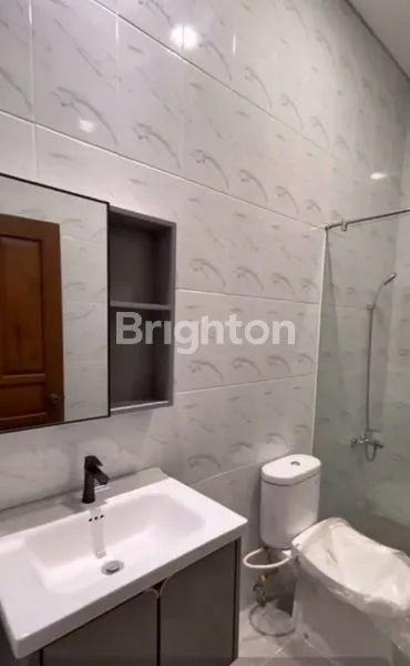 image DI JUAL RUMAH SIAP HUNI DI TENGAH KOTA SANGAT STRATEGIS DEKAT DENGAN INFRASTRUKTUR PENTING SEPERTI MALL, RUMAH SAKIT, PASAR, KULINER DAN TRANSPORTASI UMUM! (5)