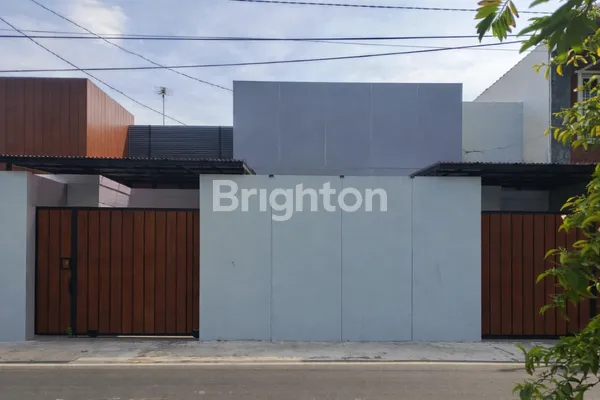 image DI JUAL RUMAH SIAP HUNI DI TENGAH KOTA SANGAT STRATEGIS DEKAT DENGAN INFRASTRUKTUR PENTING SEPERTI MALL, RUMAH SAKIT, PASAR, KULINER DAN TRANSPORTASI UMUM! (1)