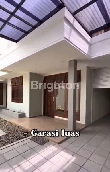 image DI JUAL RUMAH SIAP HUNI DI TENGAH KOTA SANGAT STRATEGIS DEKAT DENGAN INFRASTRUKTUR PENTING SEPERTI MALL, RUMAH SAKIT, PASAR, KULINER DAN TRANSPORTASI UMUM! (2)