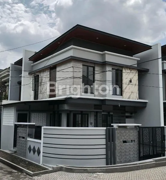 image RUMAH NEW GRESS (MINIMALIS KONTEMPORER) DENGAN ROW JALAN SUPER LEBAR DI FAVORIT AREA WARGA SURABAYA SELANGKAH KE RAYA MERR (1)