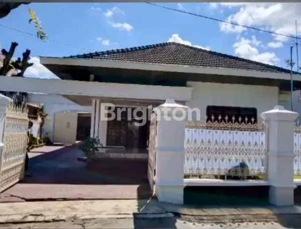 DI JUAL RUMAH MEWAH DI TENGAH KOTA HARGA NEGO SIAP HUNI SANGAT STRATEGIS AMAN DAN NYAMAN DEKAT DENGAN INFRASTRUKTUR PENTINGI