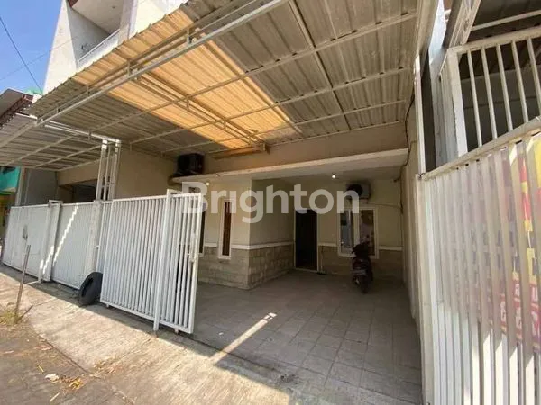 image RUMAH SIAP HUNI KUTISARI ROW JALAN 2 MOBIL STRATEGIS DEKAT PETRA (2)