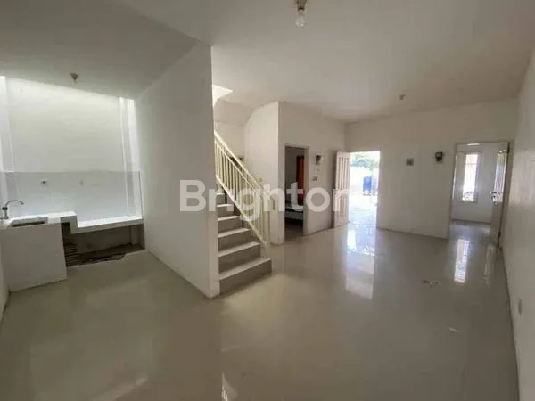 image RUMAH SIAP HUNI KUTISARI ROW JALAN 2 MOBIL STRATEGIS DEKAT PETRA (3)