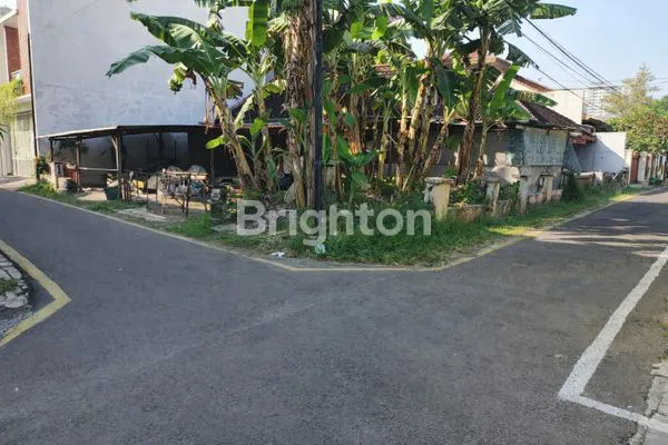 DI JUAL TANAH BONUS RUMAH LETAK STRATEGIS DI PUSAT JANTUNG KOTA DEKAT DENGAN FASILITAS PUBLIK SEPERTI MALL, KULINER, RS SAKIT, STADION, STASIUN, TEMPAT WISATA DAN PASAR!