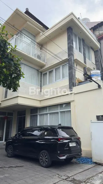 image RUMAH 3 LANTAI FULL FURNISHED SIAP HUNI STRATEGIS DI JL TANGKUBAN PERAHU (1)