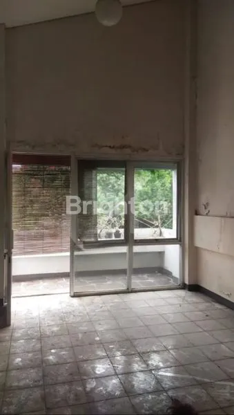 image RUMAH HOEK 2,5 LANTAI BANGUNAN KOKOH SUNRISE GARDEN KEDOYA JAKARTA BARAT COCOK UNTUK KANTOR / CAFE (4)