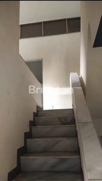 image RUMAH HOEK 2,5 LANTAI BANGUNAN KOKOH SUNRISE GARDEN KEDOYA JAKARTA BARAT COCOK UNTUK KANTOR / CAFE (6)