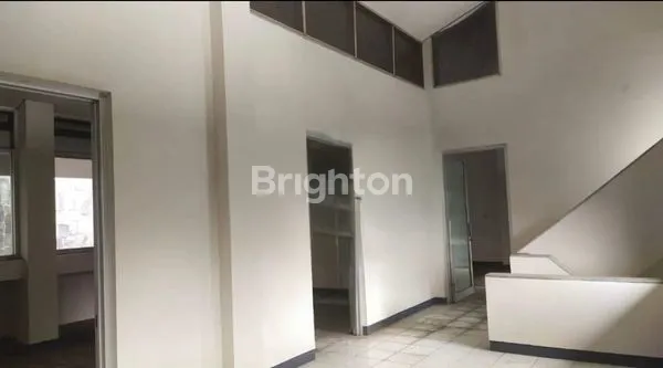 image RUMAH HOEK 2,5 LANTAI BANGUNAN KOKOH SUNRISE GARDEN KEDOYA JAKARTA BARAT COCOK UNTUK KANTOR / CAFE (5)