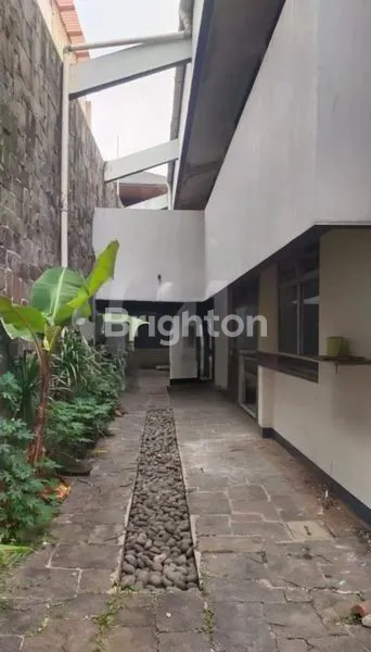 image RUMAH HOEK 2,5 LANTAI BANGUNAN KOKOH SUNRISE GARDEN KEDOYA JAKARTA BARAT COCOK UNTUK KANTOR / CAFE (8)