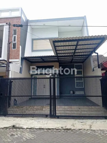 image *RUMAH BARU SIAP HUNI PONDOK CHANDRA INDAH DEKAT MERR*  LUAS TANAH (6X15) 90M²  LUAS BANGUNAN 130M² SATU SETENGAH LANTAI SURAT SHM KT 3 KAMAR FULL AC KM 2 FULL WATER HEATER LISTRIK 2.200 AIR PDAM CAR PORT  2 MOBIL ROW JALAN 2 MOBIL HADAP UTARA  BONUS FREE (1)