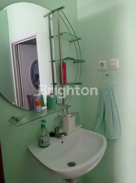 image *RUMAH BARU SIAP HUNI PONDOK CHANDRA INDAH DEKAT MERR*  LUAS TANAH (6X15) 90M²  LUAS BANGUNAN 130M² SATU SETENGAH LANTAI SURAT SHM KT 3 KAMAR FULL AC KM 2 FULL WATER HEATER LISTRIK 2.200 AIR PDAM CAR PORT  2 MOBIL ROW JALAN 2 MOBIL HADAP UTARA  BONUS FREE (2)