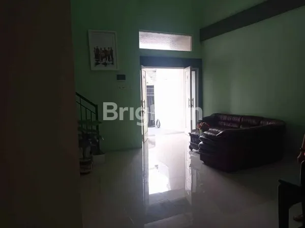 image *RUMAH BARU SIAP HUNI PONDOK CHANDRA INDAH DEKAT MERR*  LUAS TANAH (6X15) 90M²  LUAS BANGUNAN 130M² SATU SETENGAH LANTAI SURAT SHM KT 3 KAMAR FULL AC KM 2 FULL WATER HEATER LISTRIK 2.200 AIR PDAM CAR PORT  2 MOBIL ROW JALAN 2 MOBIL HADAP UTARA  BONUS FREE (4)