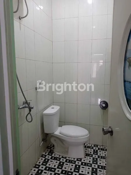 image *RUMAH BARU SIAP HUNI PONDOK CHANDRA INDAH DEKAT MERR*  LUAS TANAH (6X15) 90M²  LUAS BANGUNAN 130M² SATU SETENGAH LANTAI SURAT SHM KT 3 KAMAR FULL AC KM 2 FULL WATER HEATER LISTRIK 2.200 AIR PDAM CAR PORT  2 MOBIL ROW JALAN 2 MOBIL HADAP UTARA  BONUS FREE (6)