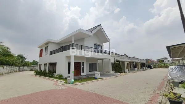 image RUMAH MEWAH 2 LANTAI HOOK SIAP HUNI (1)