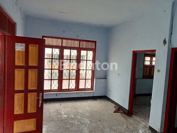 image RUMAH KLASIK  - MODEL KUNO, PINGGIR JALAN ASPAL , STRATEGIS, DEKAT STADION MANDALAKRIDA. (2)