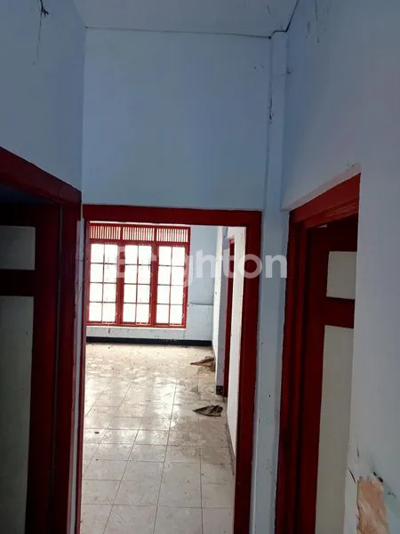 image RUMAH KLASIK  - MODEL KUNO, PINGGIR JALAN ASPAL , STRATEGIS, DEKAT STADION MANDALAKRIDA. (3)