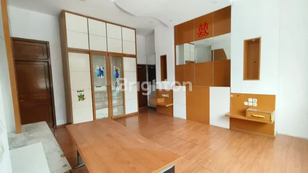 image RUMAH BESAR DI TANJUNG DUREN UTARA, JAKARTA BARAT. ADA TAMAN. ROW JALAN 2.5 MOBIL. MUAT PARKIR 4 MOBIL. DIMENSI 22X16 METER (2)