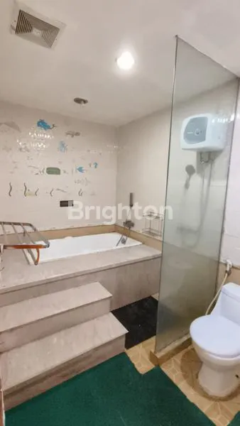 image RUMAH BESAR DI TANJUNG DUREN UTARA, JAKARTA BARAT. ADA TAMAN. ROW JALAN 2.5 MOBIL. MUAT PARKIR 4 MOBIL. DIMENSI 22X16 METER (6)