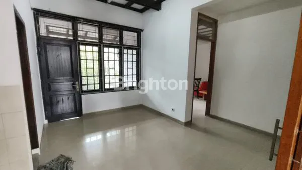 image RUMAH BESAR DI TANJUNG DUREN UTARA, JAKARTA BARAT. ADA TAMAN. ROW JALAN 2.5 MOBIL. MUAT PARKIR 4 MOBIL. DIMENSI 22X16 METER (1)