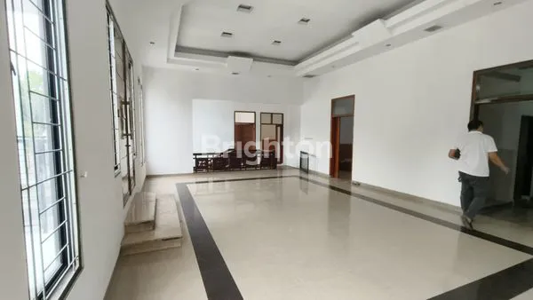 image RUMAH BESAR DI TANJUNG DUREN UTARA, JAKARTA BARAT. ADA TAMAN. ROW JALAN 2.5 MOBIL. MUAT PARKIR 4 MOBIL. DIMENSI 22X16 METER (4)