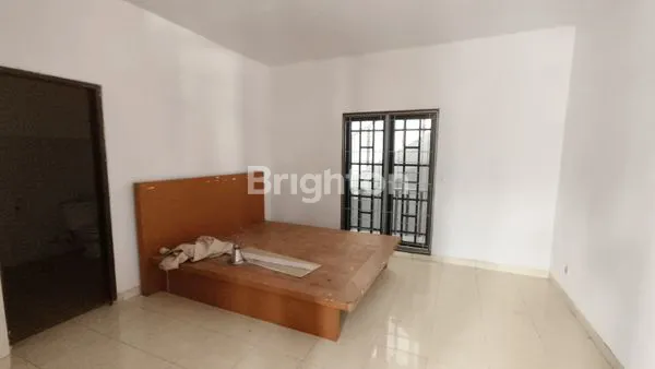 image RUMAH BESAR DI TANJUNG DUREN UTARA, JAKARTA BARAT. ADA TAMAN. ROW JALAN 2.5 MOBIL. MUAT PARKIR 4 MOBIL. DIMENSI 22X16 METER (3)