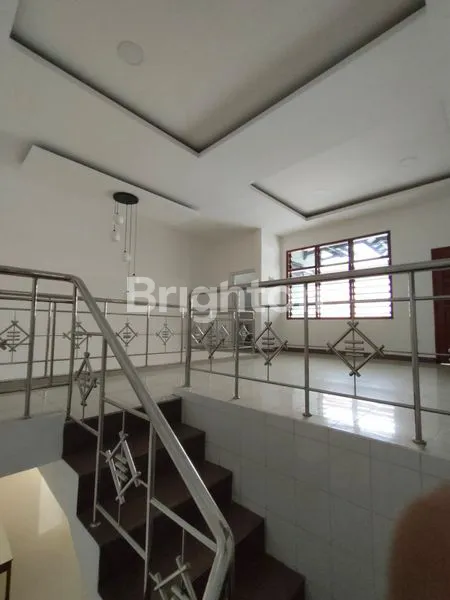 image RUMAH 2,5 LANTAI DI NGAGEL JAYA TENGAH SURABAYA (8)
