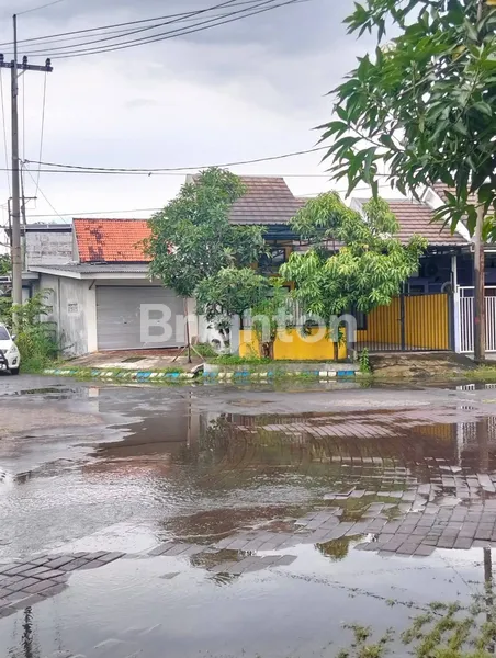 image DI JUAL 2 RUMAH HARGA 1 RUMAH POJOK HOOK DI JALAN UTAMA ROW JALAN BESAR LEGA  DI PUSPA GARDEN KEDUNGKENDO CANDI SIDOARJO BISA UNTUK USAHA (1)