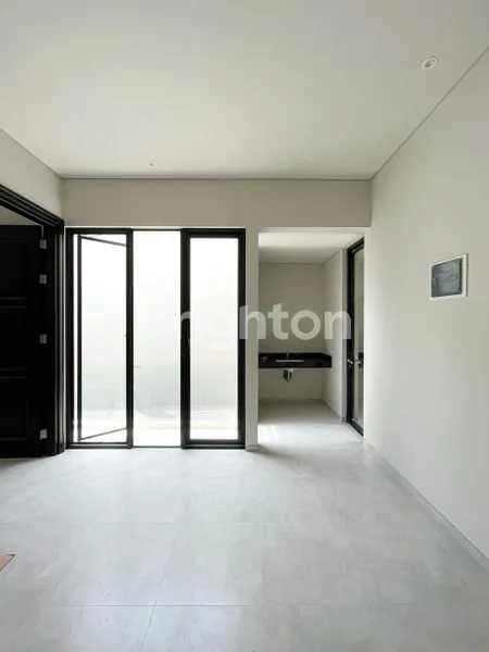 image RUMAH BARU 2 LANTAI MANYAR TIRTOASRI, SURABAYA TIMUR. STRATEGIS DEKAT RAYA MANYAR KERTOARJO - MERR - DHARMAHUSADA INDAH - KERTAJAYA INDAH - NGAGEL JAYA, DLL. (6)