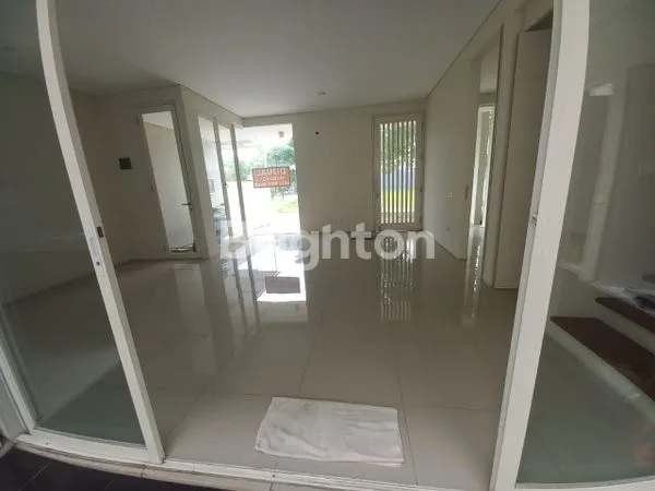 image RUMAH MODERN MINIMALIS 2 LANTAI DI TAMAN PUSPA RAYA CITRALAND UTAMA (3)