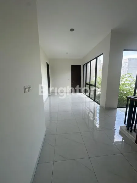 image RUMAH 2 LANTAI RAPI DAN CANTIK SIAP HUNI DI SUVARNA SUTERA - TANGERANG (8)