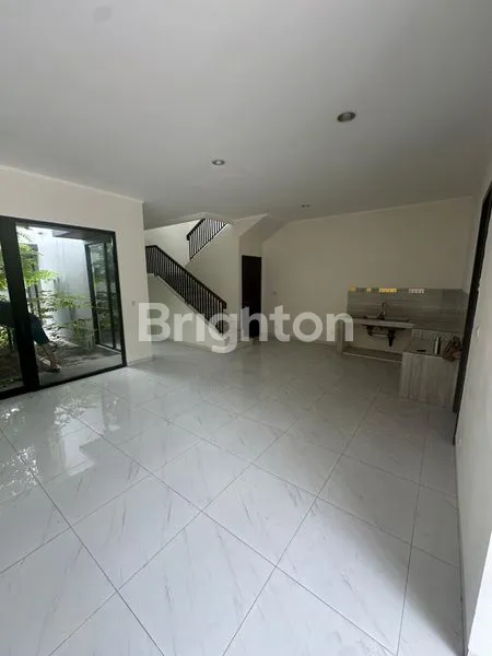 image RUMAH 2 LANTAI RAPI DAN CANTIK SIAP HUNI DI SUVARNA SUTERA - TANGERANG (7)