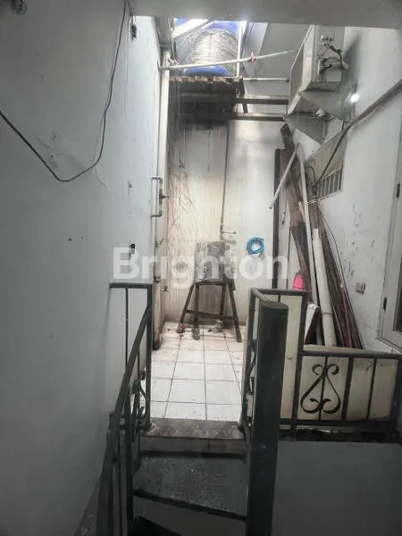 image RUMAH TERAWAT, RAPI, NYAMAN 2 LANTAI KAV. POLRI JELAMBAR JAKARTA BARAT ROW 2 MOBIL (8)