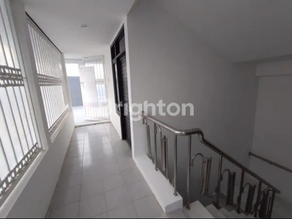 image GEDUNG 3 LANTAI DI KENJERAN, COCOK KANTOR/DEALER (8)