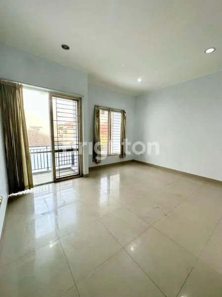 image RUMAH BAGUS SIAP HUNI ROW 2 MOBIL KEBON JERUK (3)