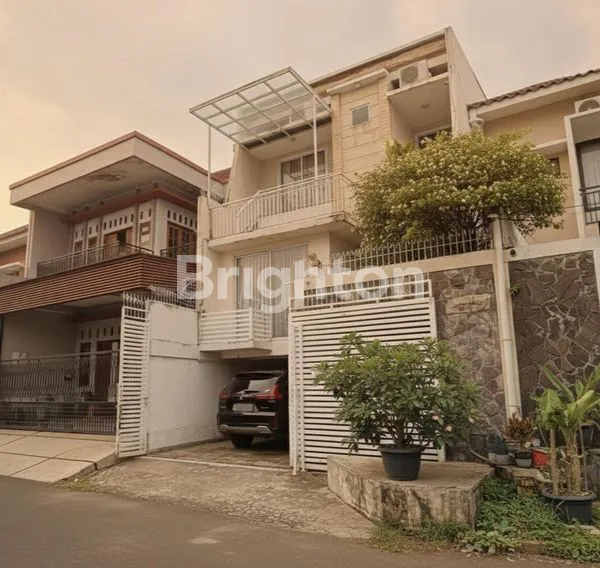 image RUMAH MEWAH 3 LANTAI LT 175M² DI BILLY MOON (1)