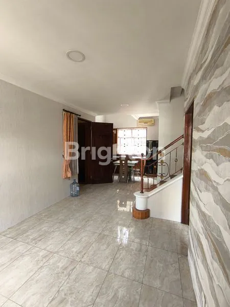image TOWN HOUSE 2 LANTAI SIAP HUNI DI LIPPO KARAWACI TANGERANG (1)