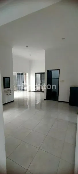 image RUMAH LUAS SIRKULASI UDARA BAGUS PANDANWANGI JARANG ADA ONE GATE SYSTEM SATPAM 24 JAM DEKAT ARAYA (6)