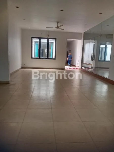 image RUMAH 2 LANTAI LUAS DAN ELEGAN (3)