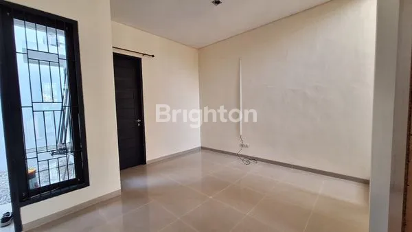 image RUMAH MEWAH 2 LANTAI DI JALAN NANGKA, DEKAT PUSAT BISNIS DAN PERBELANJAAN (4)