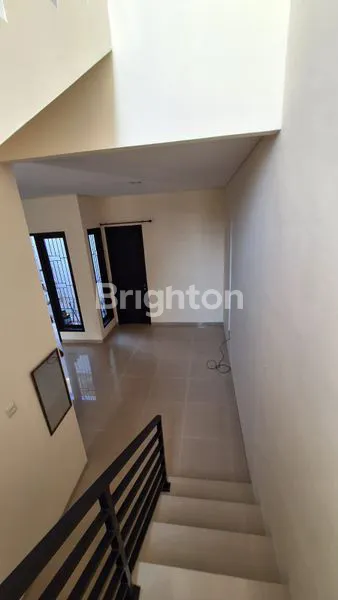 image RUMAH MEWAH 2 LANTAI DI JALAN NANGKA, DEKAT PUSAT BISNIS DAN PERBELANJAAN (6)