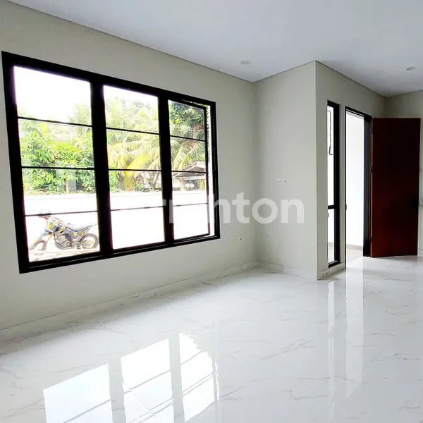 image RUMAH 3 LANTAI BRAND-NEW MODERN FARM HOUSE JAGAKARSA JAKARTA SELATAN (3)