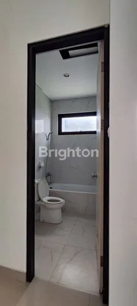 image ​\"RUKO LUXURY DESAIN MODERN ADA ROOF TOP– SIAP HUNI, COCOK UNTUK OFFICE, CAFE, ATAU STUDIO\"  (8)