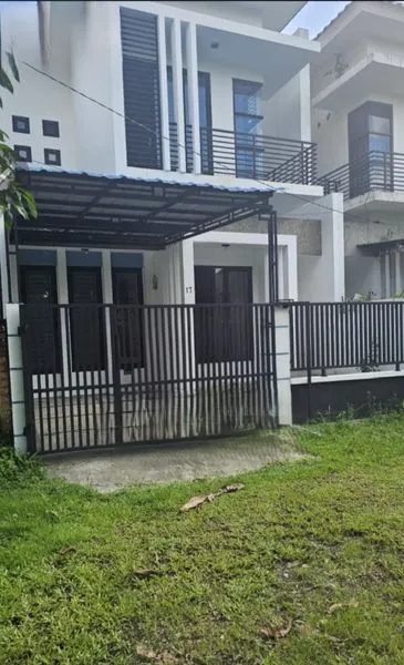 image RUMAH MEWAH 2 LANTAI DI JALAN NANGKA, DEKAT PUSAT BISNIS DAN PERBELANJAAN (1)