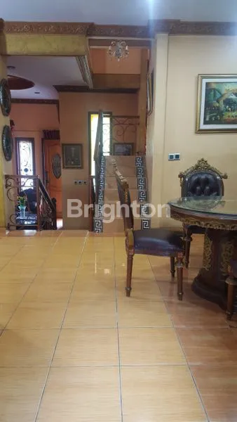 image RUMAH MEWAH 3 LANTAI FULL FURNISH DI METLAND CAKUNG (7)