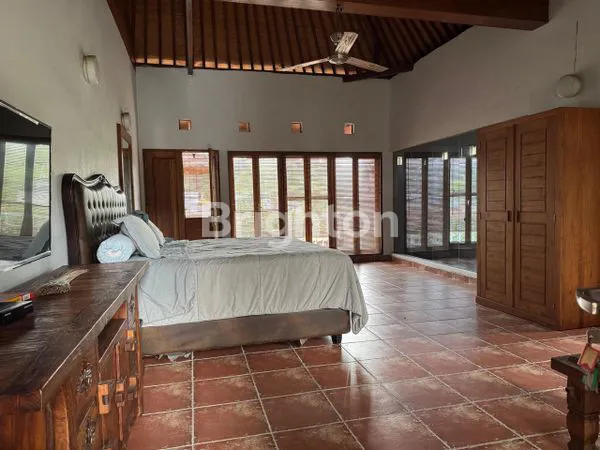 image RUMAH MEWAH DI DEKAT PANTAI SABA (7)