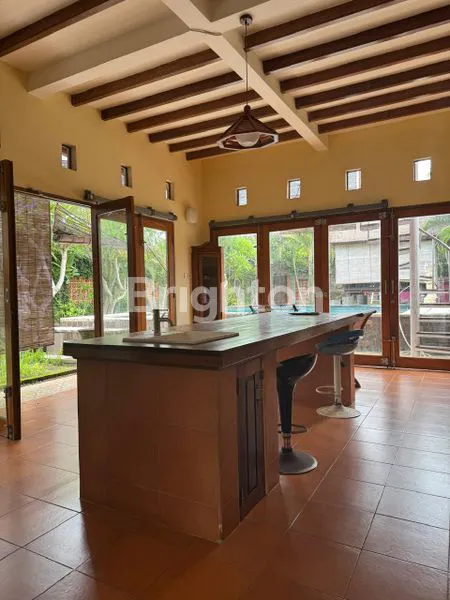 image RUMAH MEWAH DI DEKAT PANTAI SABA (2)